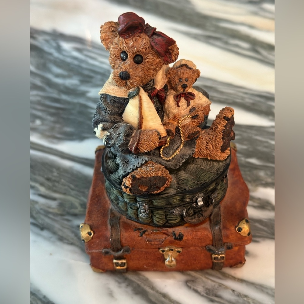 Vintage Music Box Company Teddy Bear music box.”Let Me Be Your Teddy Bear”melody